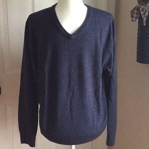 Geoffrey Beene EUC V neck